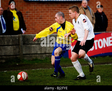 Bild von einem Fußballspiel mit Warrington Stadt AFC unterhaltsam Ossett Albion Freischwinger Park in Unibond North Liga Stockfoto