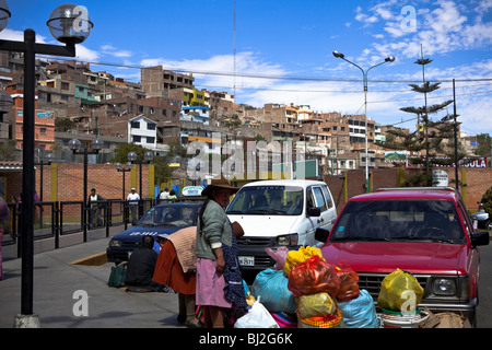 In der Peripherie in der Nähe der Bushaltestelle, eine Frau wartet des Bus. Arequipa, die weiße Stadt, Anden, Peru, Südamerika Stockfoto