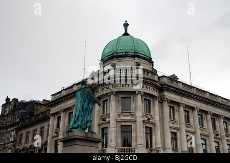 Ein Blick auf das Gebäude der Royal Society of Edinburgh, von George Street. Die Statue von George IV ist im Vordergrund zu sehen Stockfoto