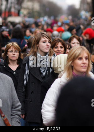 Paris Menschen nach der Karnevalsumzug in den Straßen von Paris, Frankreich Stockfoto