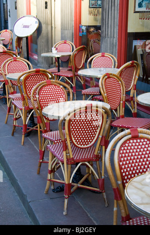 Leere Tische und Stühle im Freien ein Café an einem sonnigen Tag Stockfoto