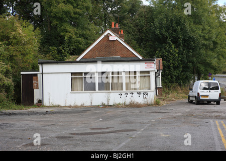 Stillgelegte und verlassene suchen ehemalige Little Chef Restaurant, aufgegeben, als die neue Autobahn eröffnet. Stockfoto