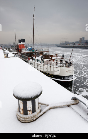 Paddel-Dampfer Waverley und einen gefrorenen Fluss Clyde an der Pacific Quay, Glasgow, Schottland, Großbritannien. Stockfoto