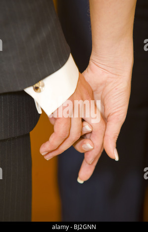 Paar Hand in Hand hautnah Stockfoto