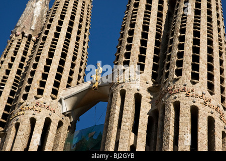 Statue von Christus sitzt zwischen den Türmen der Kathedrale von unfertigen modernistischen Sagrada Familia in Barcelona im Spa des Anton Gaudi Stockfoto