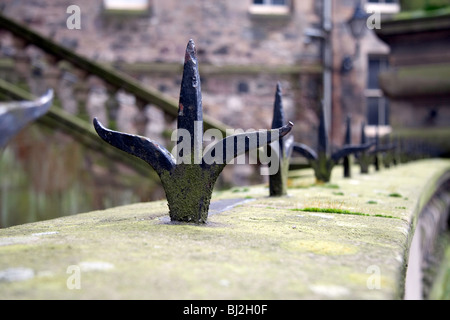 Verzierung Geländer Spitzen auf einige steinerne Geländer in Cockburn Street, Edinburgh Stockfoto