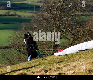 Gleitschirm vom Coaley-Höhepunkt in Cotswolds ausziehen wird vorbereitet Stockfoto