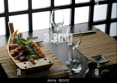 Ein Boot von Sushi in einer Tabelle mit eleganten japanisches restaurant Stockfoto