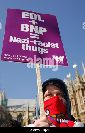 Unite Against Fascism Unterstützer protestiert gegen die English Defence League in London, 03.05.2010. Stockfoto