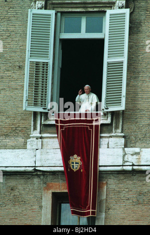 Papst Johannes PAUL II SEGNET die CROWD AT ST. PETERS Platz 15. November 1993 Stockfoto