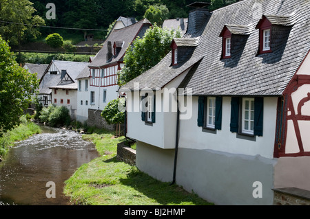 gerahmte Holzhäuser, Fluss Elz, Monreal, Eifel, Rheinland-Pfalz, Deutschland Stockfoto