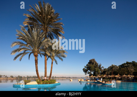 Infinity-Swimmingpool, Jolie Ville Hotel, Luxor, Ägypten Stockfoto