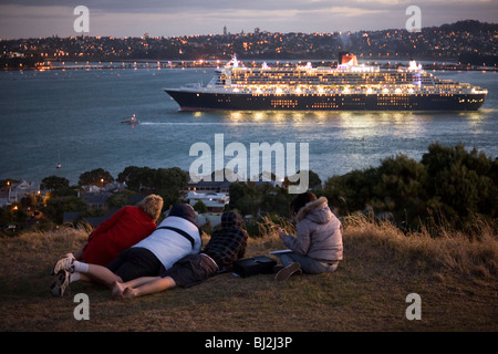 QE2 Königin Elizabeth die Sekunde verlässt den Hafen von Auckland 4. März 2010 um 20:00. Königin E II Stockfoto