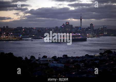 QE2 Königin Elizabeth die Sekunde verlässt den Hafen von Auckland 4. März 2010 um 20:00. Königin E II Stockfoto