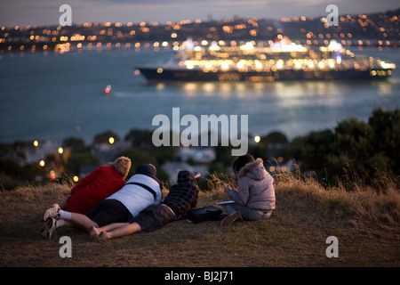 QE2 Königin Elizabeth die Sekunde verlässt den Hafen von Auckland 4. März 2010 um 20:00. Königin E II Stockfoto