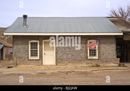 Ein alten Adobe-Haus überblickt noch Hauptstraße in Billy the Kid Wildwest Stadt Lincoln, New Mexico. Stockfoto