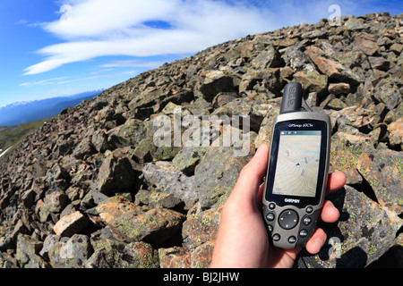 Wanderer mit GPS-Gerät, Hudson Bay Mountain, Smithers, Britisch-Kolumbien Stockfoto