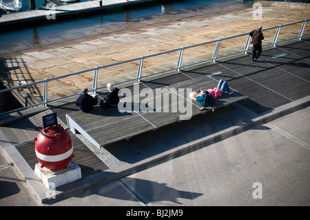 Menschen, die Entspannung in der Wintersonne in Torquay, D Tag Einschiffung Rampen, die 4. uns Infanteriedivision begann aus Rampen, Juni 1944 Stockfoto