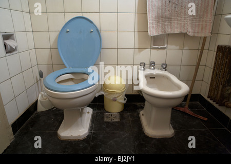 Wc mit Deckel öffnen und Bidet in einem heruntergekommenen Bad in einer alten Wohnung in Buenos Aires Argentinien Südamerika Stockfoto