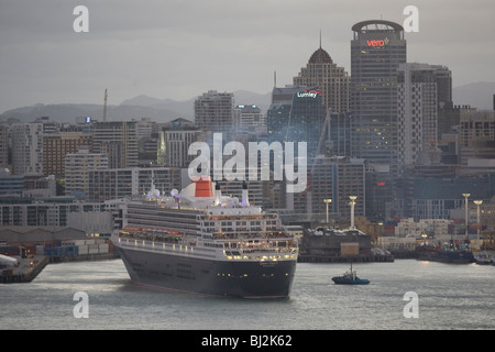 QE2 Königin Elizabeth die Sekunde verlässt den Hafen von Auckland 4. März 2010 um 20:00. Königin E II Stockfoto