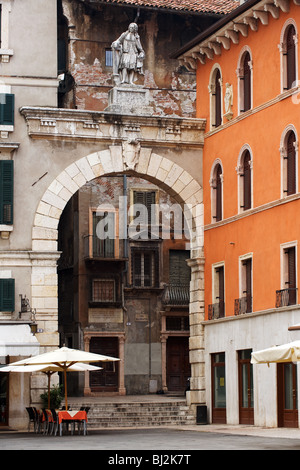 Trattoria-Tabellen auf der zentralen Piazza dei Signori im historischen Zentrum von Verona, Italien Stockfoto