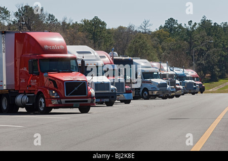 Lkw gestoppt an Raststätte entlang der Autobahn i-75 Florida Stockfoto