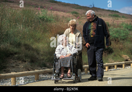 Rollstuhlfahrer und Freunde auf Zugriffspfad auf die Stiperstones National Nature Reserve Shropshire, England Stockfoto