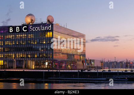 Das BBC Schottland Hauptquartier am Pacific Quay und den gefrorenen Fluss Clyde, Glasgow, Scotland, UK Stockfoto