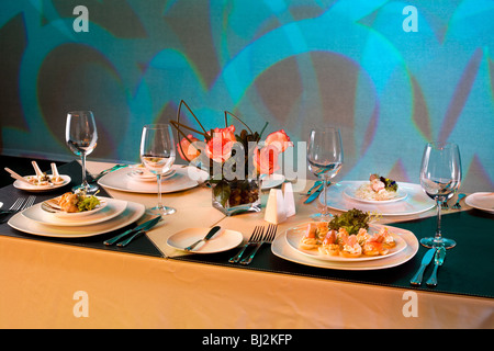 Tisch in einem Restaurant einrichten Stockfoto