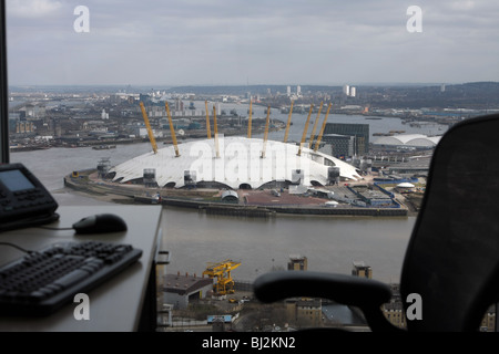 ein Blick über London vom 27. Stock des Büros für die Barclays Bank in Canary Wharf, in die Richtung des O2-Gebäudes Stockfoto