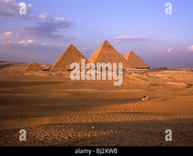 Die Pyramiden von Gizeh bei Sonnenaufgang, Gizeh, Giza Governate, Ägypten Stockfoto