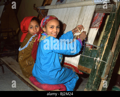 Junge Mädchen arbeiten in Teppich-Fabrik, Kairo, Ägypten Stockfoto