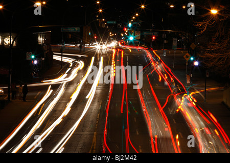 Langzeitbelichtung des Verkehrs in der Nacht in der Innenstadt von Vancouver, Britisch-Kolumbien Stockfoto
