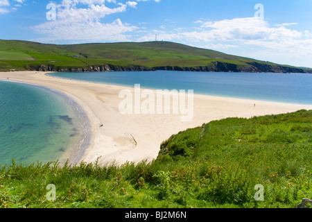 Sandy Landenge St. Ninian Isle mit Shetland Festland verbindet. Stockfoto