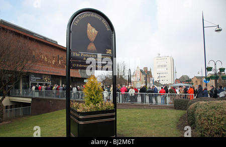 Menschen Schlangestehen vor das Potteries Museum und die Kunstgalerie, Stoke, Staffordshire Hoard Anglo Saxon Artefakte zu sehen Stockfoto