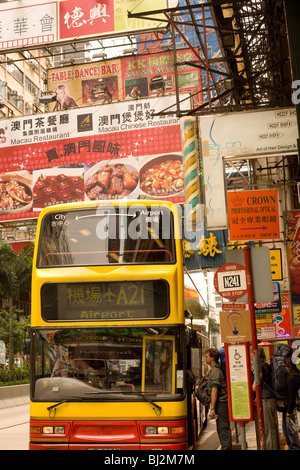Touristen, die einsteigen in eines Bus zum Flughafen zu Nathan Road, Tsimshatsui, Kowloon, Hong Kong, China, Asien Stockfoto