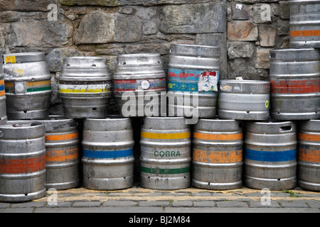Bierfässer gestapelt gegen eine steinerne Mauer im Norden Thistle Street Lane, Edinburgh Stockfoto