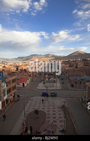 Panorama von Puno und Hauptstraße bei Sonnenuntergang. Im Hintergrund die Anden (Titicaca-See, Anden, Peru, Südamerika). Stockfoto