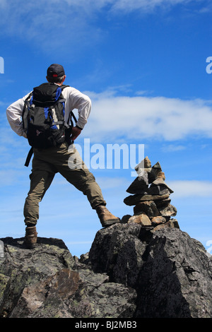 Wanderer und Rock Cairn auf Trail, Hudson Bay Mountain, Smithers, Britisch-Kolumbien Stockfoto