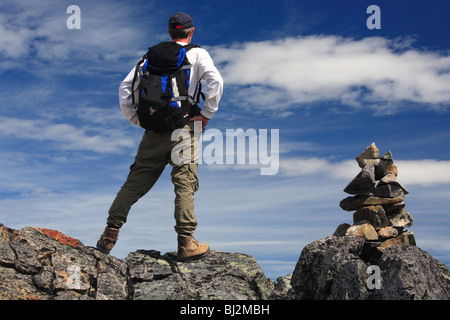 Wanderer und Rock Cairn auf Trail, Hudson Bay Mountain, Smithers, Britisch-Kolumbien Stockfoto