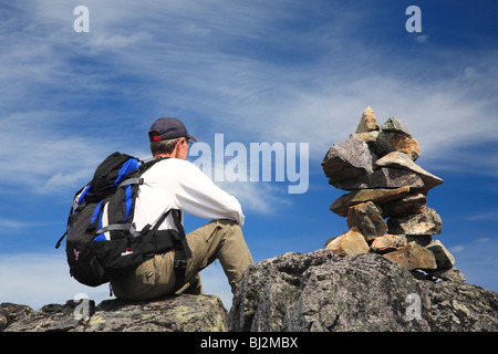 Wanderer und Rock Cairn auf Trail, Hudson Bay Mountain, Smithers, Britisch-Kolumbien Stockfoto