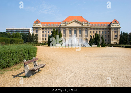 Haupteingang der Universität Debrecen, Ungarn im Sommer Stockfoto