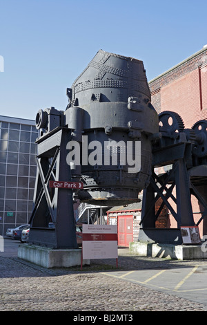 Ein Bessemer-Konverterofen im Kelham Island Industrial Museum in Sheffield England Stockfoto