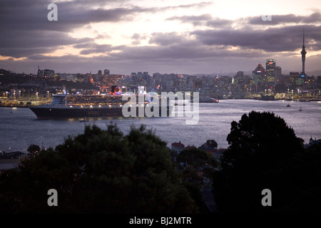 QE2 Königin Elizabeth die Sekunde verlässt den Hafen von Auckland 4. März 2010 um 20:00. Königin E II Stockfoto