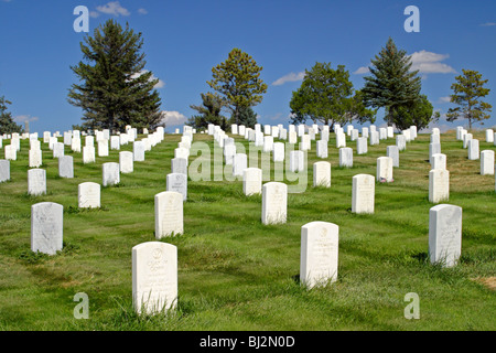 Reihen von Grabsteinen markieren die letzte Ruhestätte des Militärs im Ruhestand an der Custer Staatsangehörig-Kirchhof in Wyoming. Stockfoto