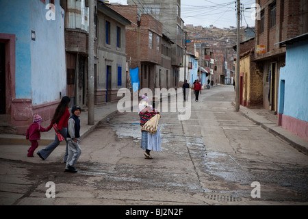 Menschen auf der Straße in Puno, Titicacasee, Anden, Peru, Südamerika Stockfoto