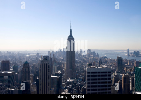 Blick nach Süden vom Rockefeller Gebäude gegenüber dem Empire State Building in Manhattan, New York Stockfoto