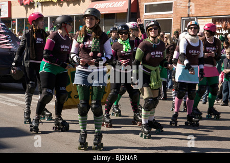 Roller Derby Team. 2010 St. Patricks Day Parade. Forest Park, Illinois. Stockfoto