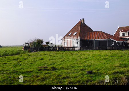 Bauernhaus auf der niederländischen Insel Marken, ein 17. Jahrhundert Dorf in der Nähe von Volendam am Ijsselmeer in den Niederlanden, Stockfoto