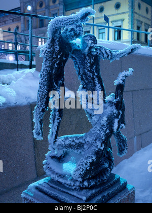 Vågen Och Vindarna (The Wave und Winde) 1931, Bronze Skulptur in Stockholm, verkrustete im Eis während der strengen Winter, Januar 2010 Stockfoto